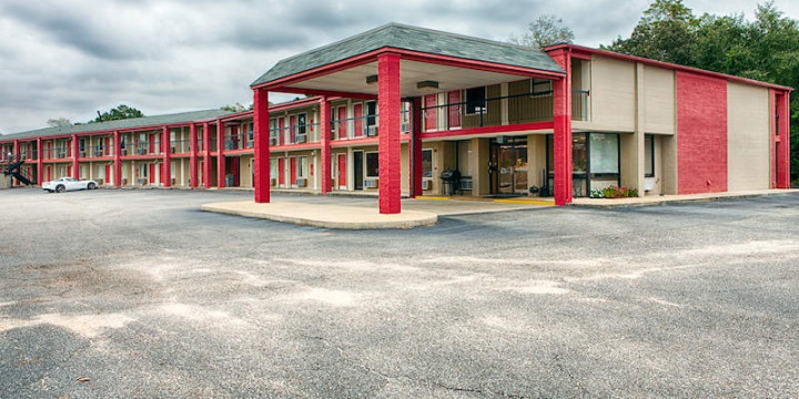 Exterior and interior shots of the Econo Lodge Daleville AL