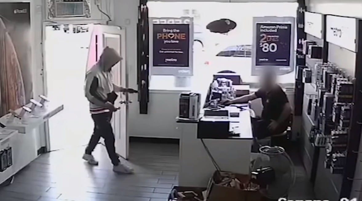 [VIDEO] Armed Robber Shot And Killed By Quick-Thinking Concealed ...