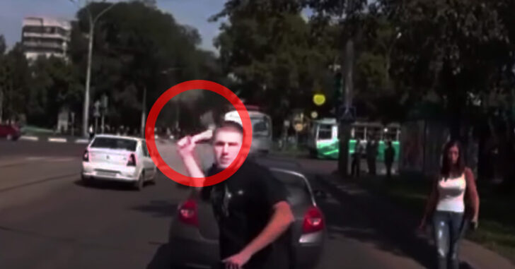 [VIDEO] What To Do In This Situation: Axe And Gun Attack Via Road Rage