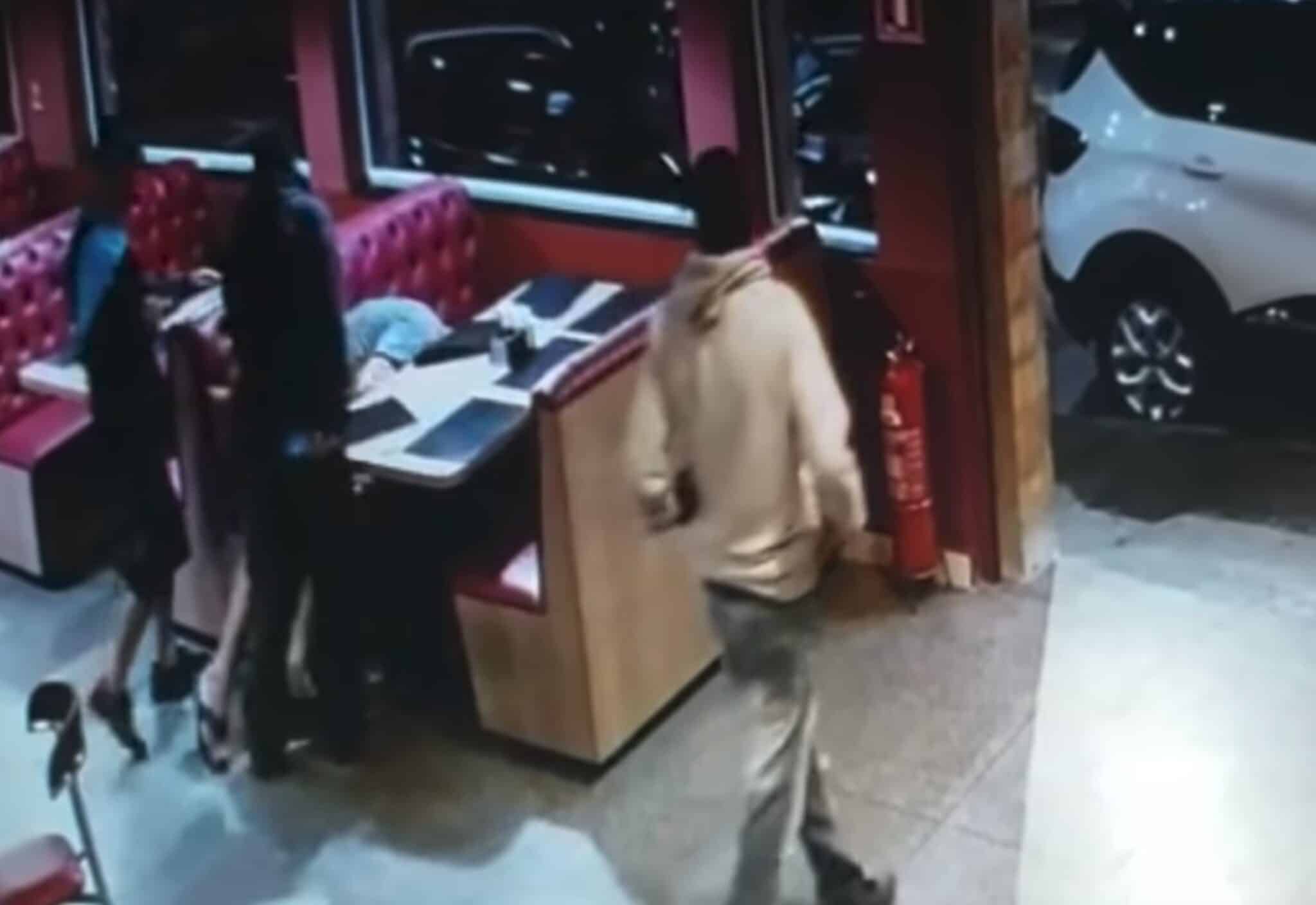 [VIDEO] Armed Robber Loses Grip, Gets Shot With His Own Gun – Concealed ...