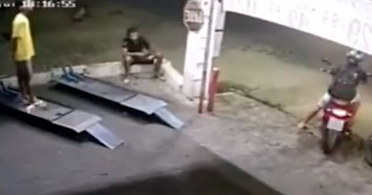 This Attempted Murder Happens So Quickly, It’s Amazing The Guy Survived