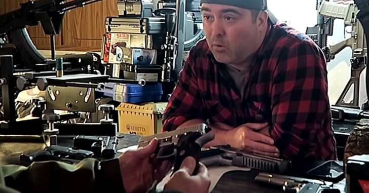 [VIDEO] Idiot Gun Shop Employees
