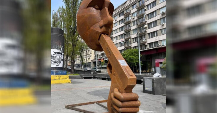 Putin “Shoot Yourself” Sculpture Put Up In Kyiv, Removed After Just 8 Hours