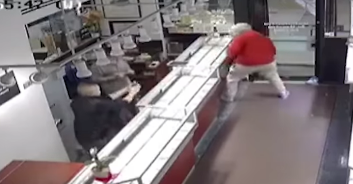 Watch How Long It Takes This Armed Citizen To Chamber A Round In His Handgun During A Robbery