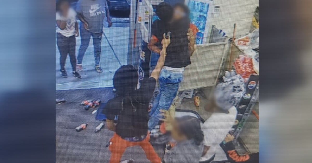 Family Dollar Shoplifting Turns Into Thug Life Teens Pulling Gun