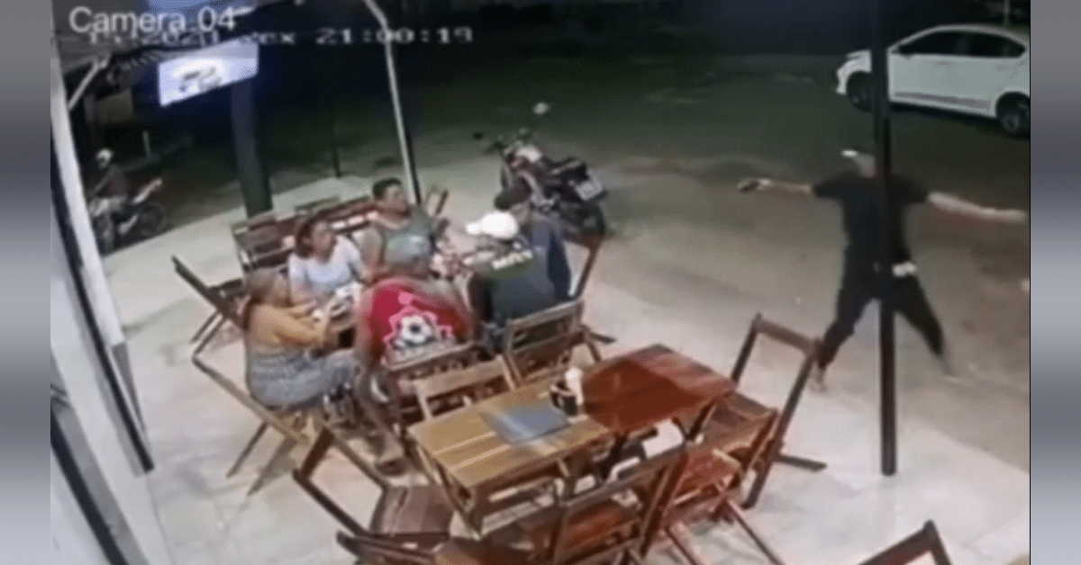 VIDEO: Armed Restaurant Customer Waits For The Perfect Moment To Strike Against Suspect